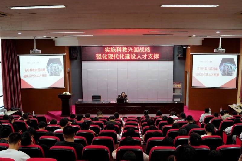 校领导走进《形势与政策》课堂