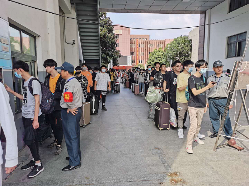 学校做好2020级新生中秋国庆放假离校组织工作