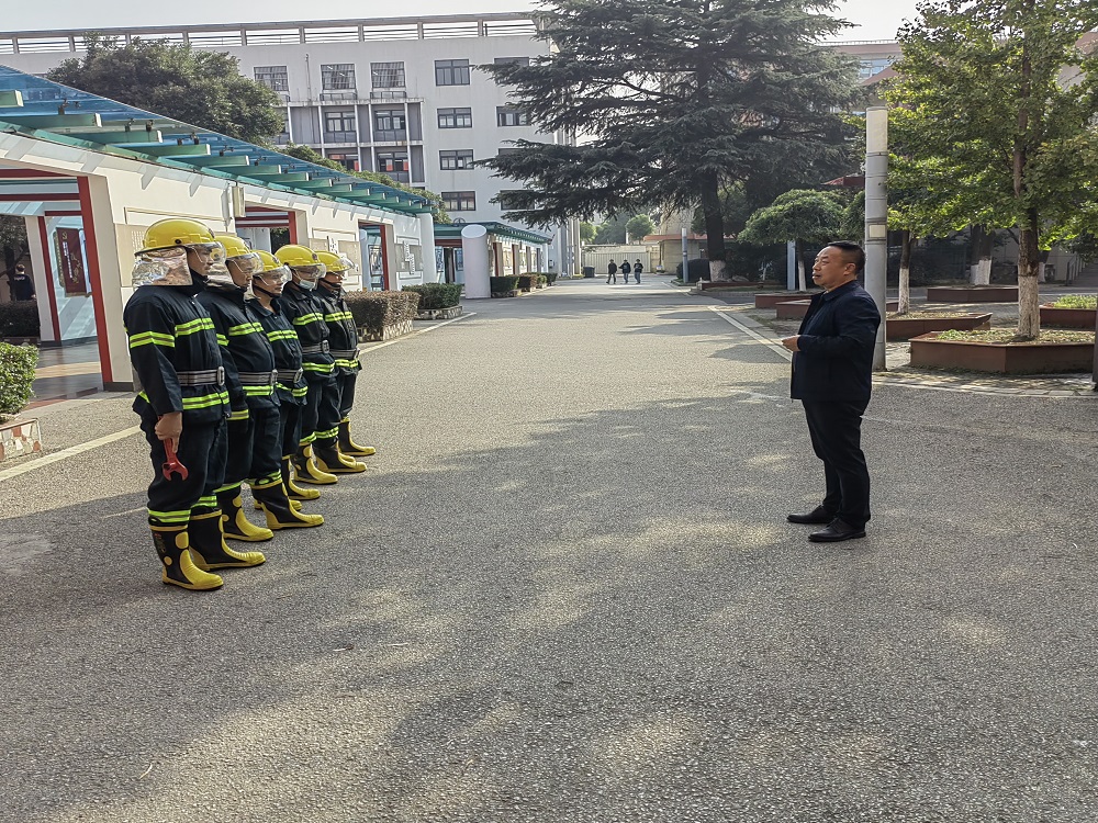 学校开展安保服务人员消防实战演练