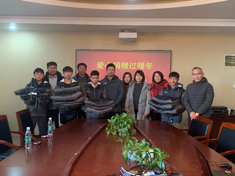 捐赠冬衣 传递温暖与关爱