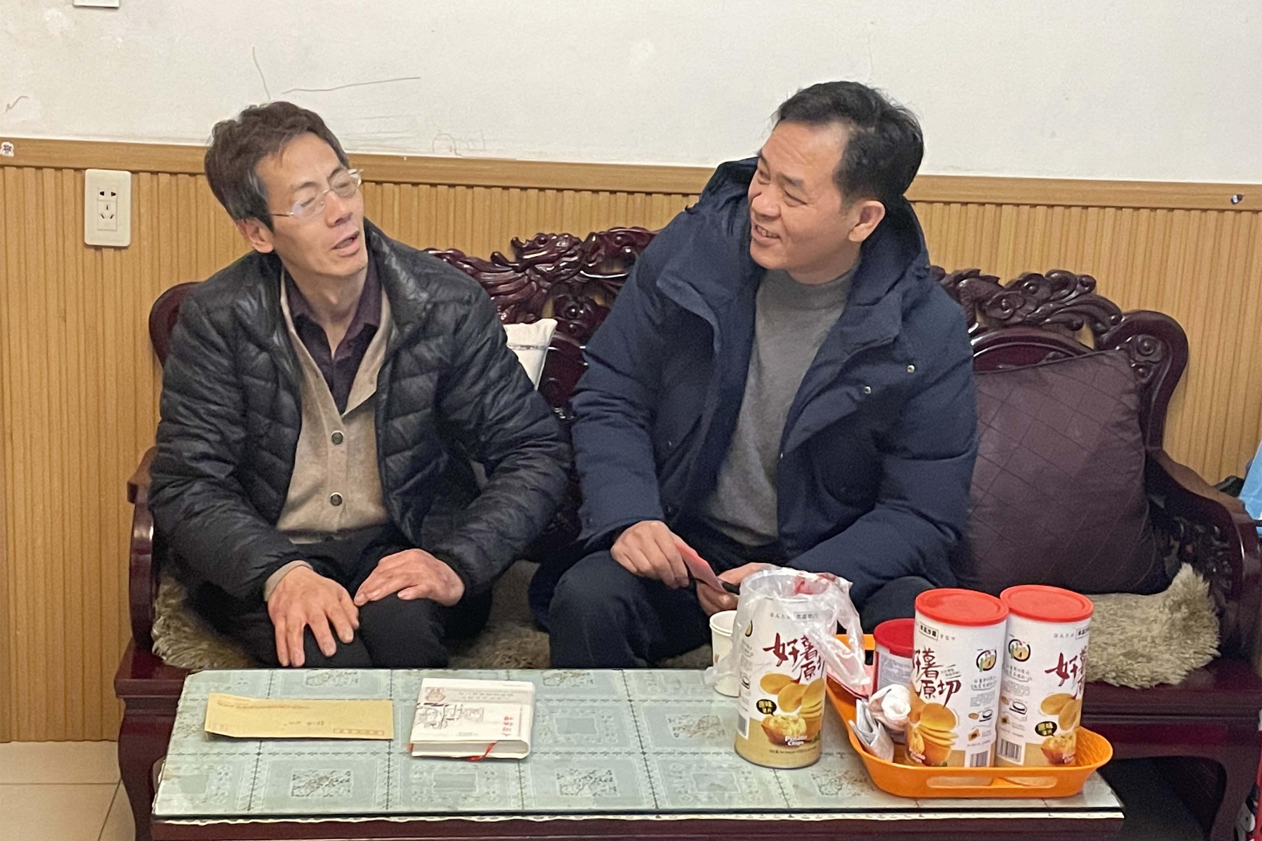 寒假前学校组织开展春节走访慰问活动