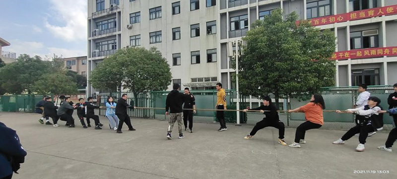 202231班举行班级拔河比赛