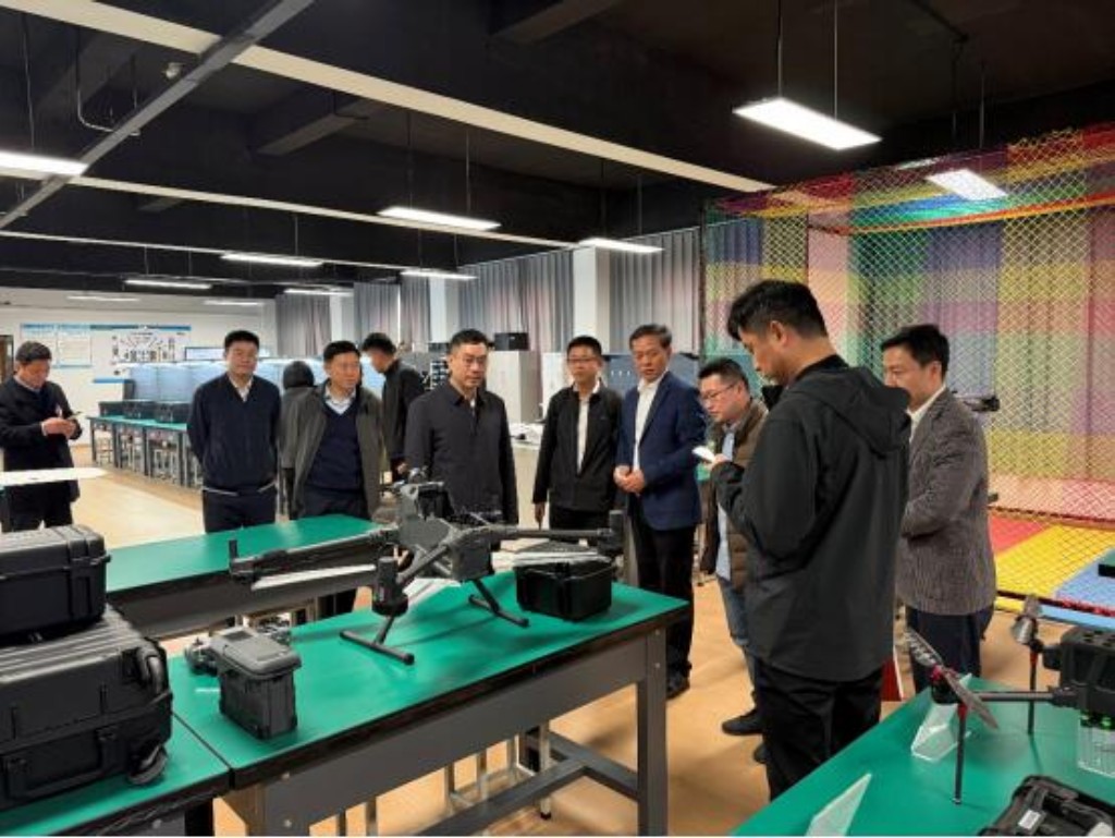 徐荣董事长一行莅临我校考察 共推低空经济产教融合深度发展