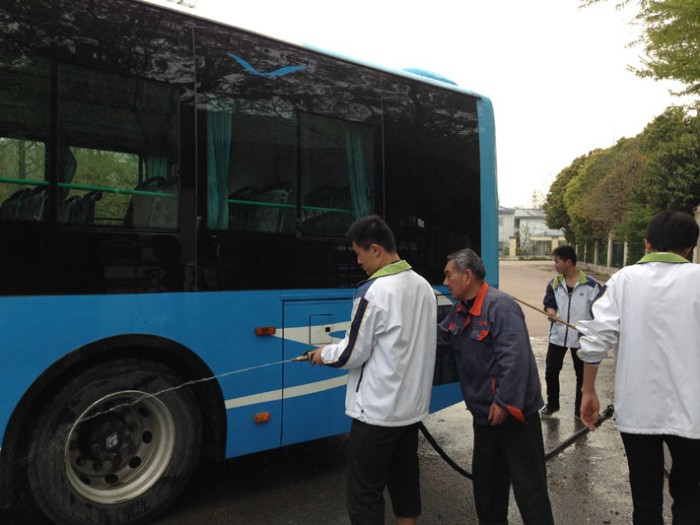 交通工程系131422班开展学雷锋活动——义务擦洗公共汽车