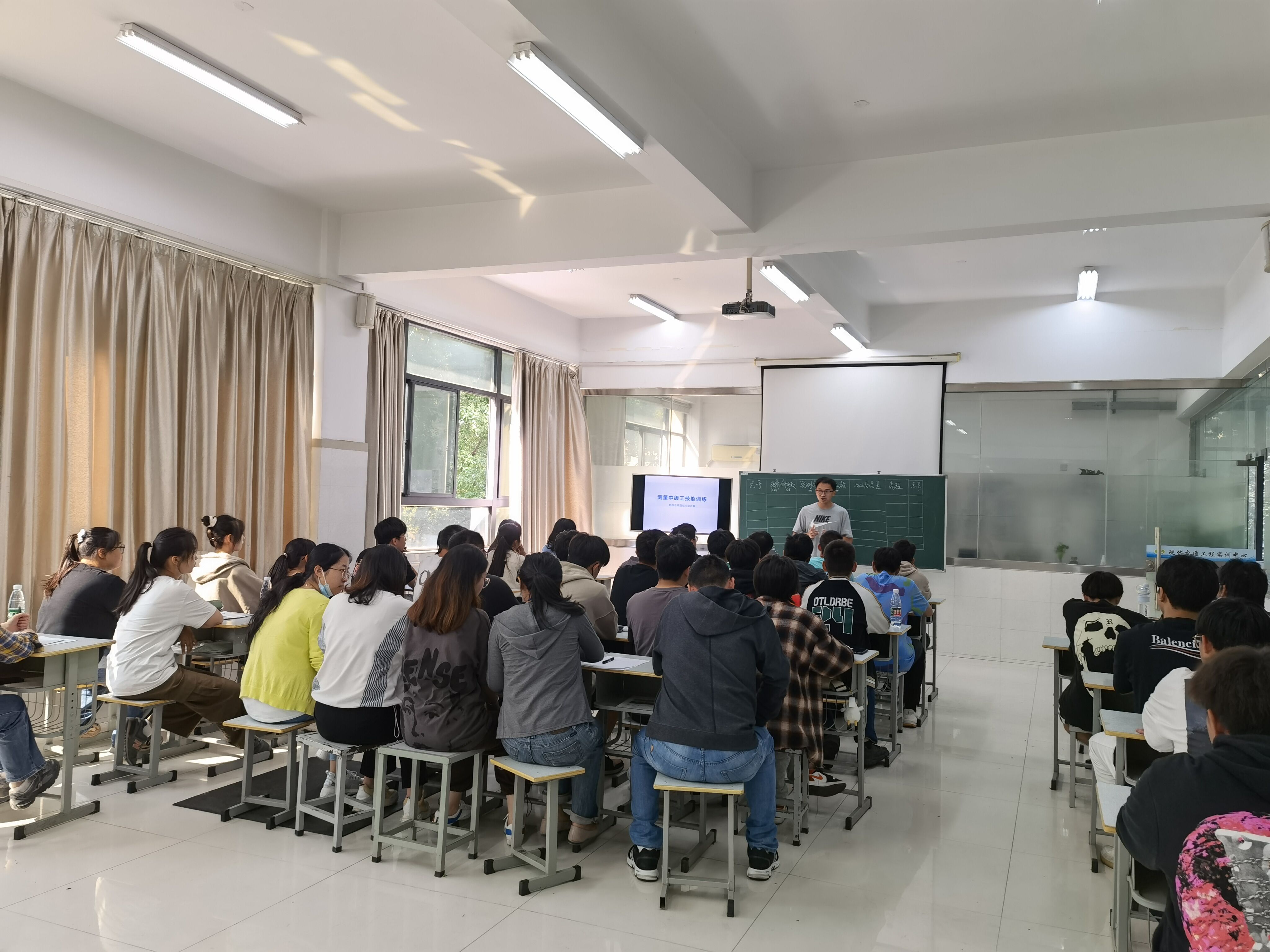 交通工程学院开展院级公开课活动 ——袁先明老师讲《附合水准路线内业计算》