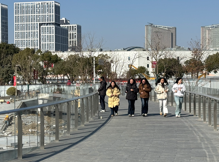 模拟人群荷载,探寻结构“心跳” ——交通工程学院学生参加桥梁共振测试