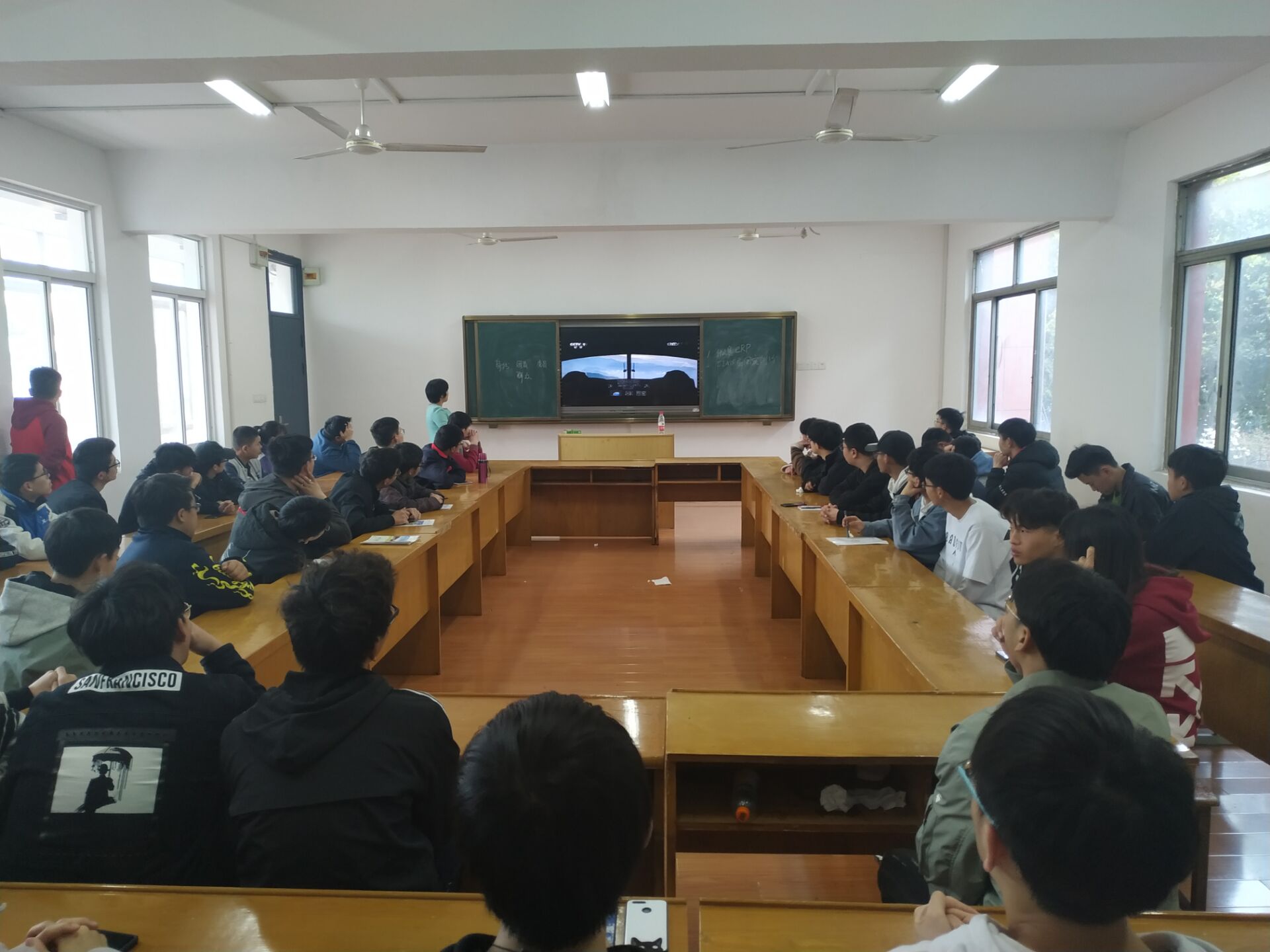 弘扬民族精神,奏响爱国乐章