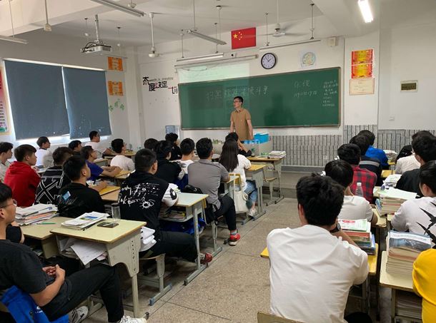 张俊老师到171511班开展“党员进班级”活动