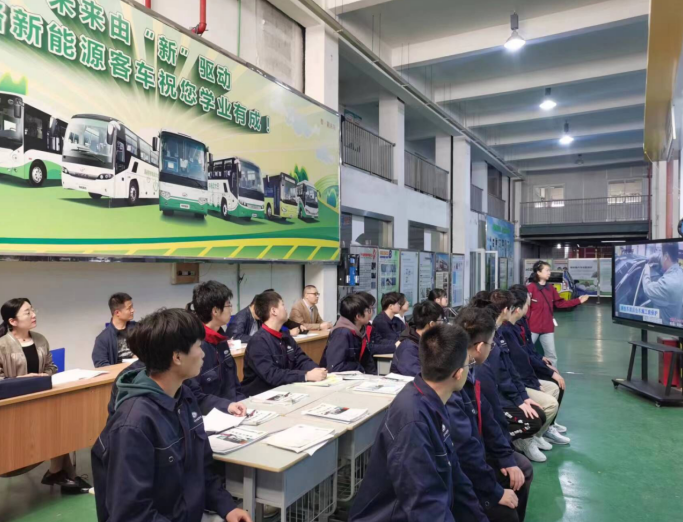 聚焦课堂树榜样 促进交流展风采 —汽车专业薛红华老师为陕西中职校领导一行开展示范展示课