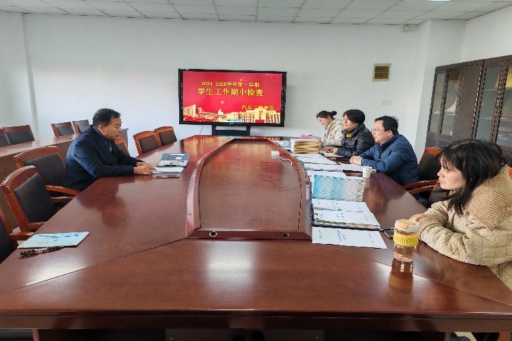 汽车工程学院迎接学生工作期中检查