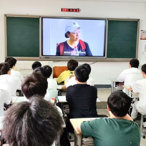 学校组织开展“无毒青春 健康同行”禁毒教育观影活动