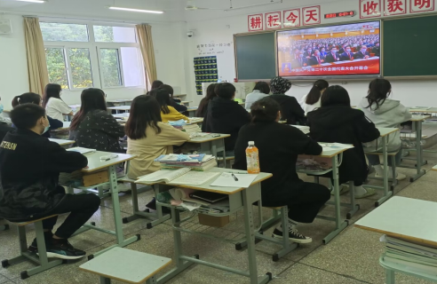物流管理学院团总支组织学院学生收听收看党的二十大开幕会直播