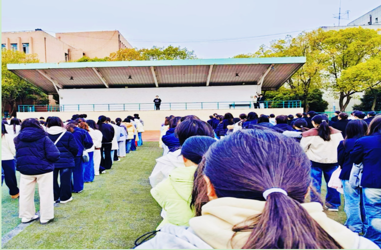 不负春日好时光  健康自律逐梦想—— 物流管理学院举行升旗仪式