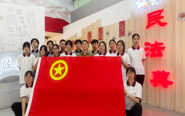 物流管理学院组织学生“打卡”法治教育基地 