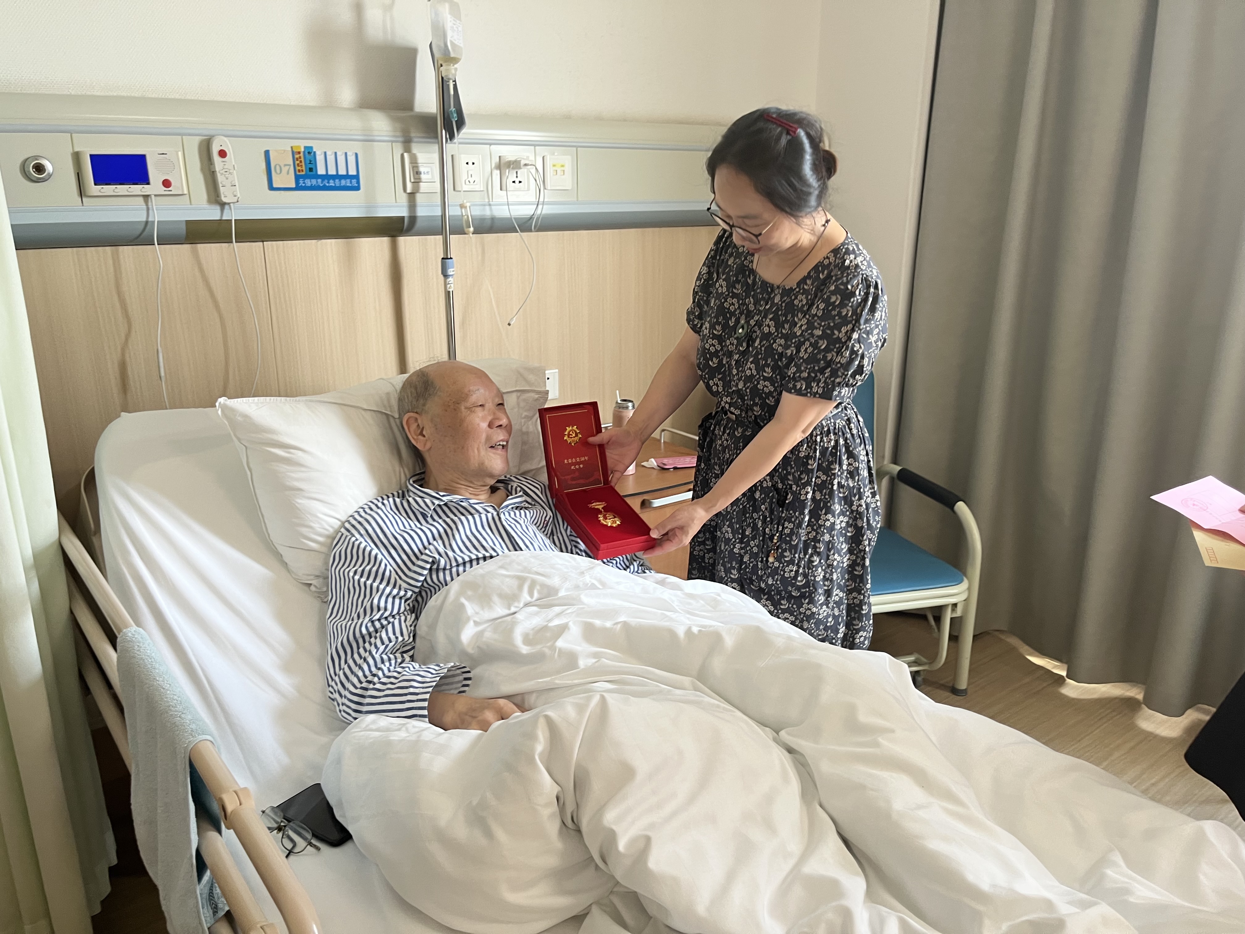 学校“七一”走访慰问生活困难党员和老党员